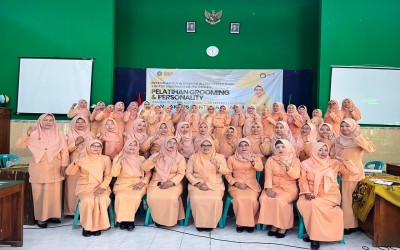 Sekali Dayung Dua Tiga Pulau Terlampaui: DWP Kankemenag Kendal Gelar Pelatihan Grooming, Personality, hingga Bakti Sosial